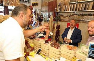 Başkan Palancıoğlu esnaf ve vatandaşa aşure dağıttı