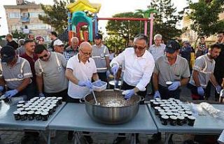 Başkan Savran, aşure dağıtımına katıldı