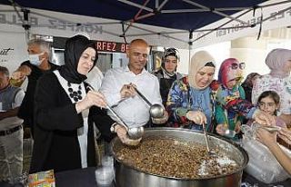 Başkan Söğüt aşure dağıttı