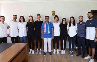 Başkan Turgay Genç, voleybol takımını ağırladı