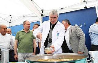 Başkan Yüce kazanın başına geçti, aşure dağıttı:...