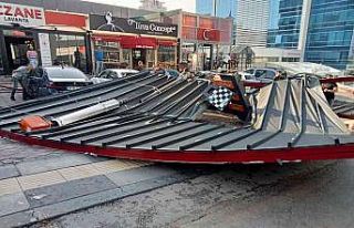 Başkent’te fırtına restoranın çatısını uçurdu
