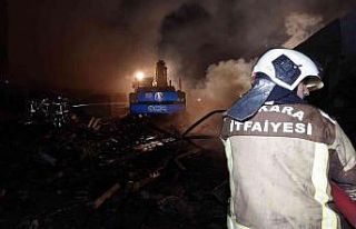 Başkentte palet üretilen iş yerinde çıkan yangın...