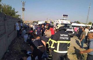 Batman’da tekstil işçilerini taşıyan minibüs...