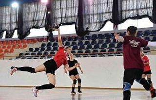 Bayan hentbolculardan iki günde iki hazırlık maçı