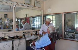 Bayburt’un en yaşlı berberi mesaiye radyonun düğmesine...