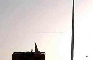 BEDAŞ’a ait kamyonet trafikte damperi açık şekilde...