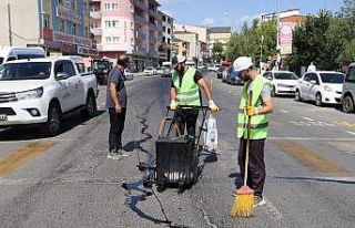Belediyenin asfalt yama çalışmaları devam ediyor