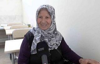 Belediyenin kursuyla 78 yaşında okuma-yazma öğrendi
