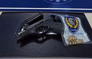 Belinde silahla şehir meydanında gezerken polise...