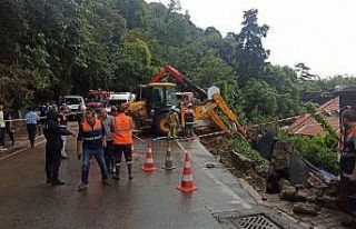 Beykoz’da istinat duvarı çöktü: Göçük altında...