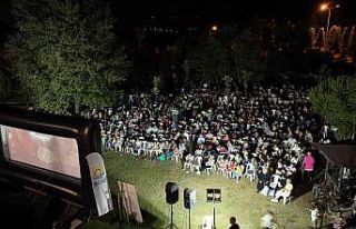 Bin çocuk hep birlikte açık hava sineması keyfini...