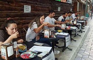 Bin TL ödüllü pilav yeme yarışması renkli görüntülere...