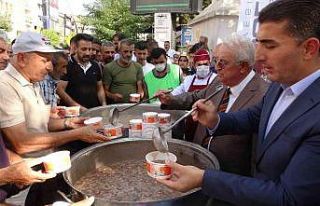 Bingöl’de vatandaşlara aşure ikram edildi