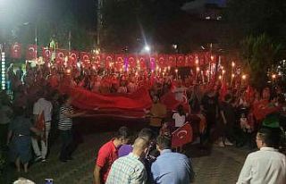 Binlerce kişi ellerindeki Türk bayraklarıyla yürüdü