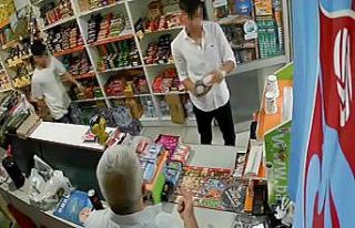 Biri bakkalı oyaladı, diğeri enerji içeceğini...