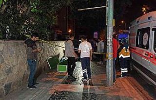 Bisiklet üzerinde yemek yerken düşen yaşlı adam...