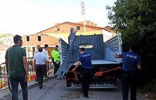 Bisikletiyle kamyonun altına giren çocuk öldü