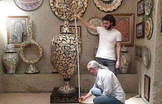 Boyundan büyük seramik vazo yaptı