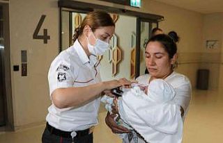 Bu hastanede bebekler ve anneleri çipli bileklikler...