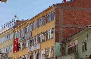 Bunalıma giren şahıs 5 katlı iş hanının çatısından...