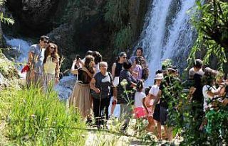 Bunaltıcı sıcaklarda serinlemek isteyen Girlevik...