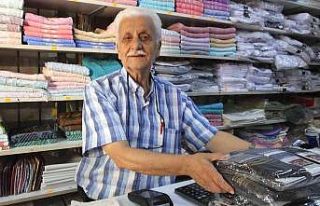 Burhaniye’de 35 yıl muhtarlık yaptı şimdi tuhafiyeci...