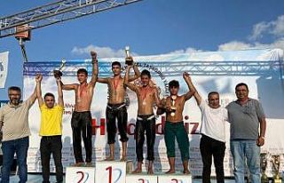 Bursa Büyükşehir Belediyesporlu güreşçilerden...