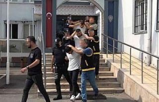 Bursa’da cinayet işleyip İzmir’e kaçan şüphelilerden...