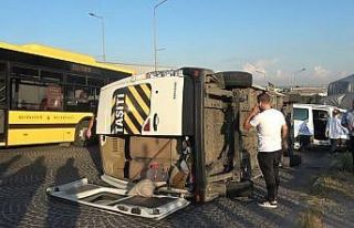 Bursa’da işçileri taşıyan 2 servis minibüsü...