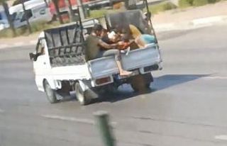 Bursa’da kamyonet kasasında tehlikeli yolculuk