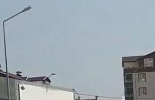 Bursa’da motosiklet sürücüleri yolda kalan otomobili...