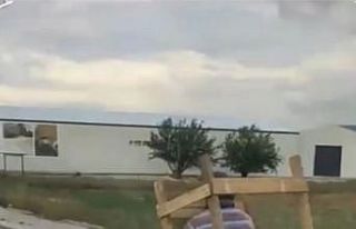 Bursa’da motosiklette palet taşıyan adam kameralarda