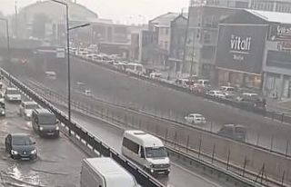 Bursa’da sağanak yağış hayatı felç etti