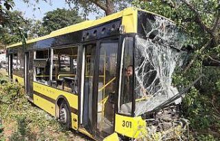 Bursa’da şehir içi otobüs arıza yapan kamyonete...