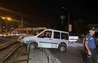 Bursa’da ticari araç metro rayına uçtu : 1 yaralı