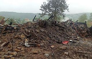 Bursa’da yangın, 3 kişilik aileyi evsiz bıraktı