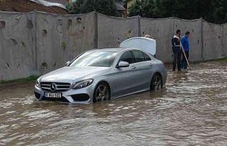 Cadde yağmur suyuyla doldu, milyonluk araç yolda...