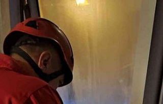 Cam kenarında kalan kediyi AKUT Eskişehir gönüllüleri...