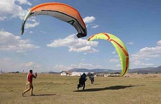 Çameli’nde paraşüt pilotları bir birleriyle...