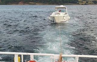 Çanakkale Boğazı’nda arızalanan tekne kurtarıldı