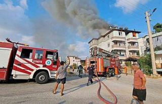 Çatı katı alevlere teslim oldu, 2 kişi dumandan...