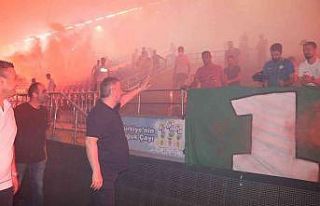 Çaykur Rizespor taraftarı lig meşalesini yaktı