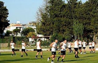 Çeşme Belediyespor, şampiyonluk hedefiyle top başı...