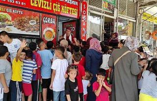 Cevizli çiğköfte yemek için birbirleriyle yarıştılar