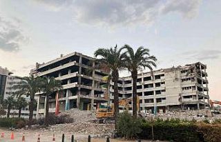 Çevreyi rahatsız etmemek için gece yıkılıyor