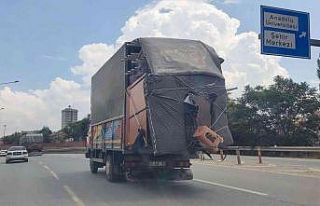 Çevreyolunda aşırı yükle ilerleyen kamyon trafiği...
