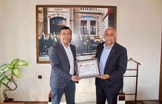 Çıldır Kaymakamı Bayram’a "Fahri Hemşehrilik...