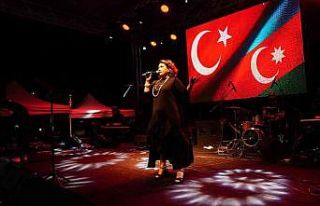 Çırpınırdı Karadeniz türküsü Karabağ zaferi...