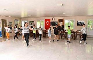 Çocuklar halk oyunlarını öğreniyor